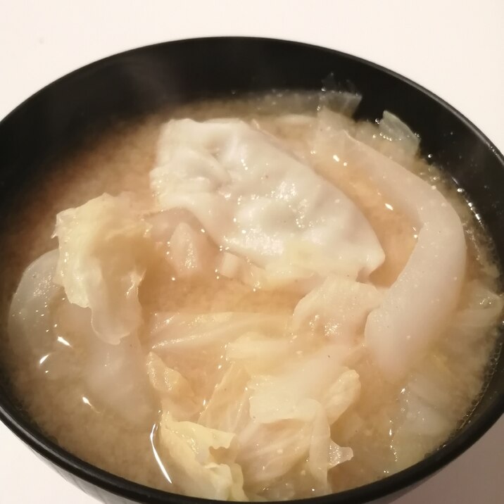 餃子と白菜のピリ辛味噌汁